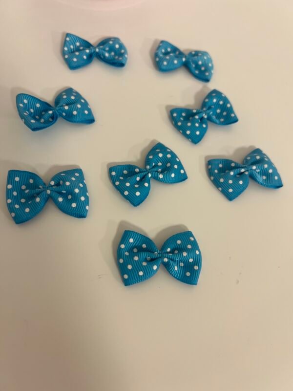 Noeuds papillon bleus à pois