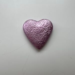Embellissement coeur violet moyen