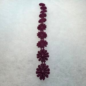 Fleurs brodées violettes