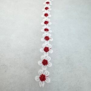 Fleurs brodées blanches et rouges