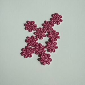 Fleurs brodées roses