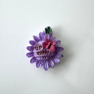 Embellissement fleur violette et papillon