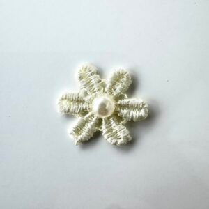 Fleur brodée avec perle
