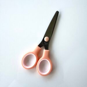 Paire de ciseaux saumon