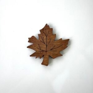 Sujet bois feuille d'érable marron