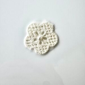 Embellissement fleur brodée avec perle