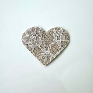 Embellissement en lin cœur et dentelle