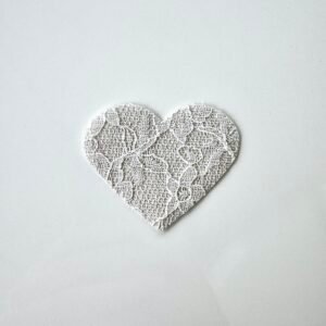 Embellissement en lin cœur et dentelle